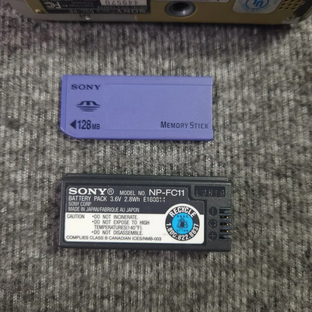 Sony Digital Camera Cybershot DSC-P8 3.2MP Silver 128mb Memory Tested Read